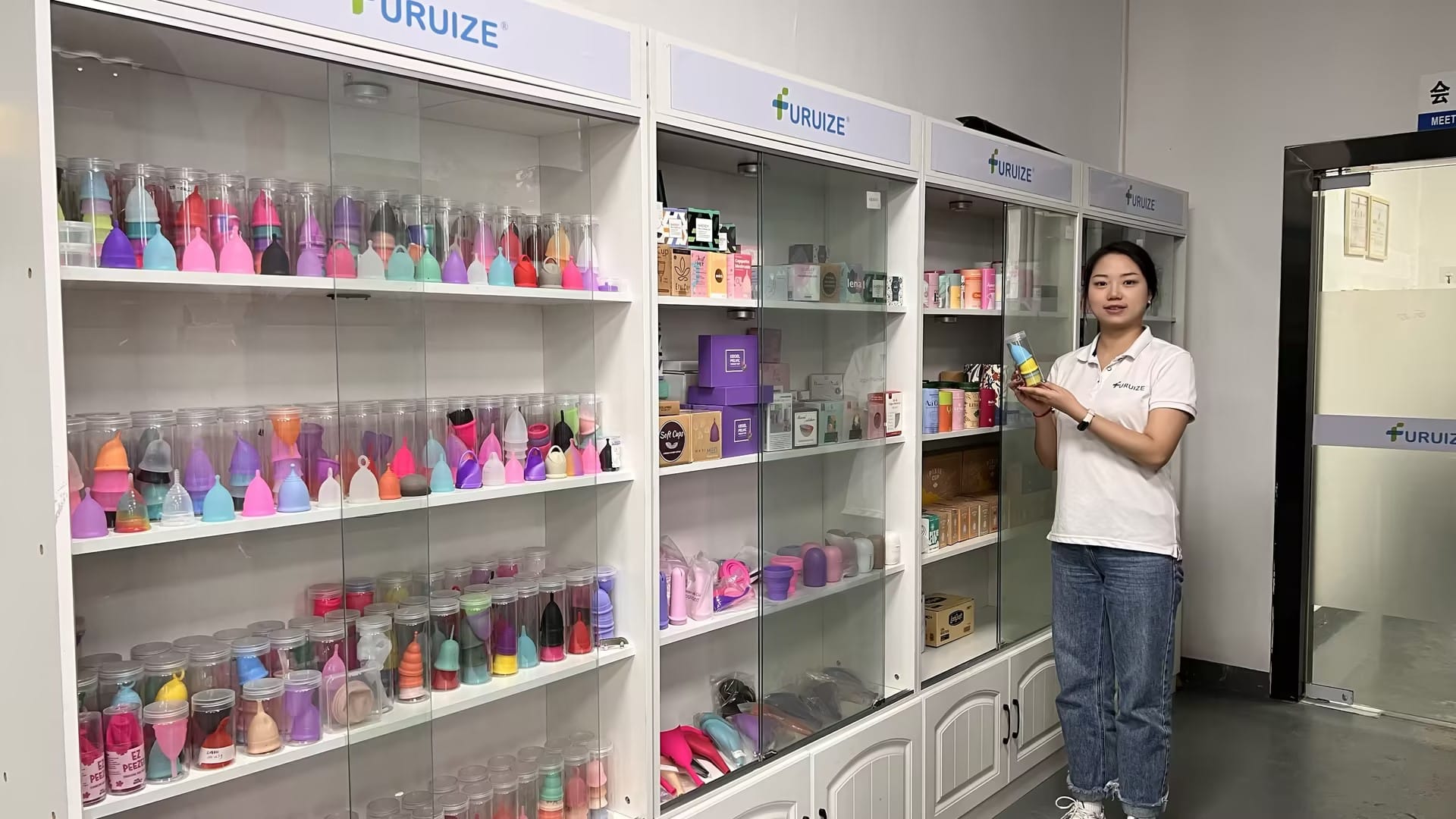 Reviewing Furuize menstrual cup packaging and product customization options with our Turkish client