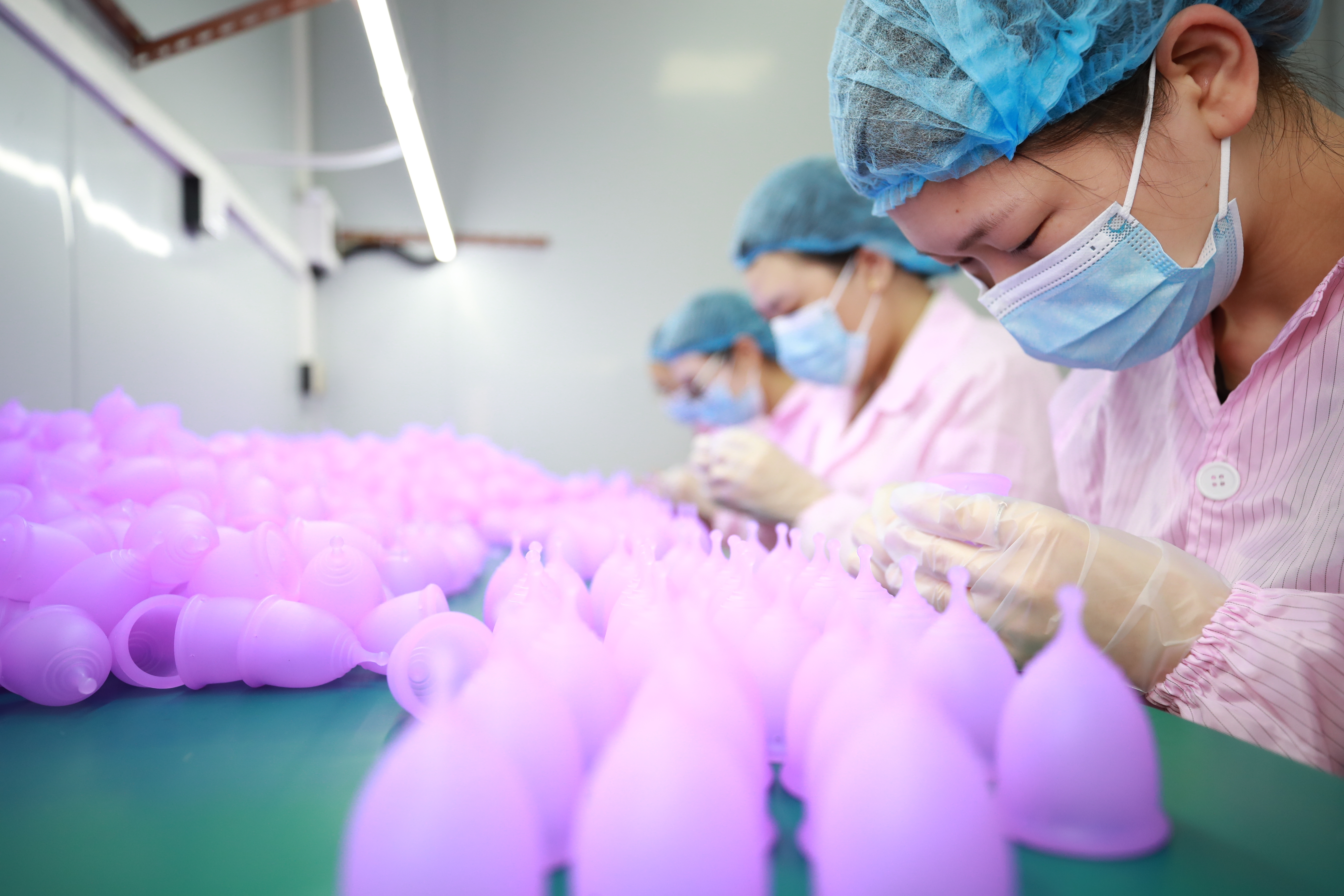 Furuize OEM support team answering menstrual cup and disc manufacturing questions